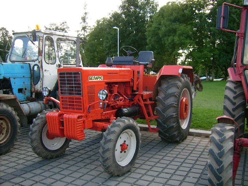 Belarus MTS 80 mit ZT Rdern beim 11.Bulldogtreffen in Burkhardtsdorf. Dieser Traktor soll noch weiter umgebaut werden frs Traktorpulling.