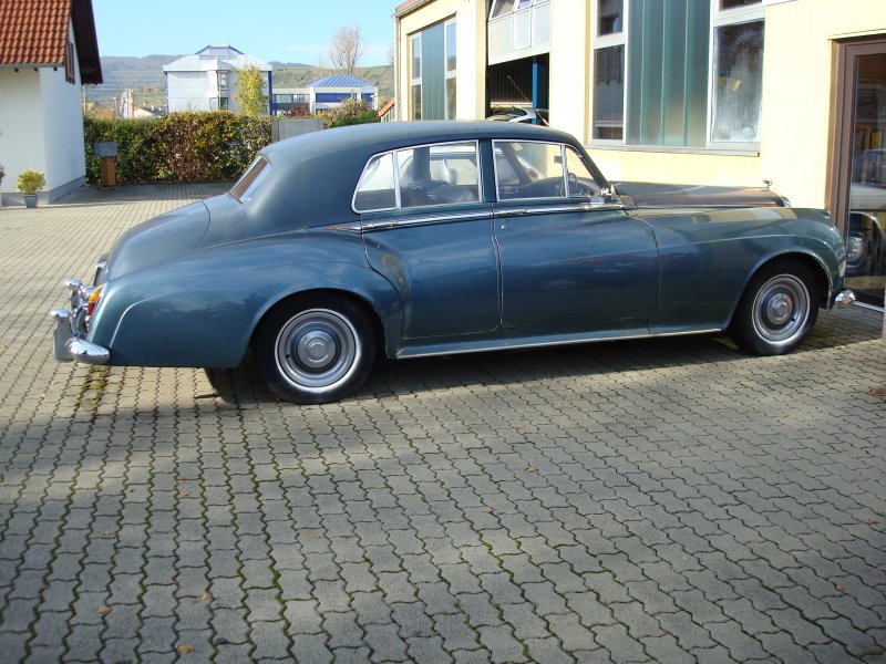 Bentley S2,
Baujahr 1957, wartet auf seine Restaurierung,
die 1919 in England gegrndete Firma gehrt seit 1998 zu VW und ist offizieller Hoflieferant des englischen Knigshauses,
gesehen 3.11.08
