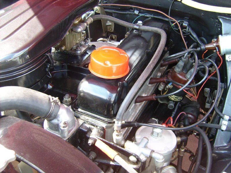 Blick in den Motorraum des Wolga M24