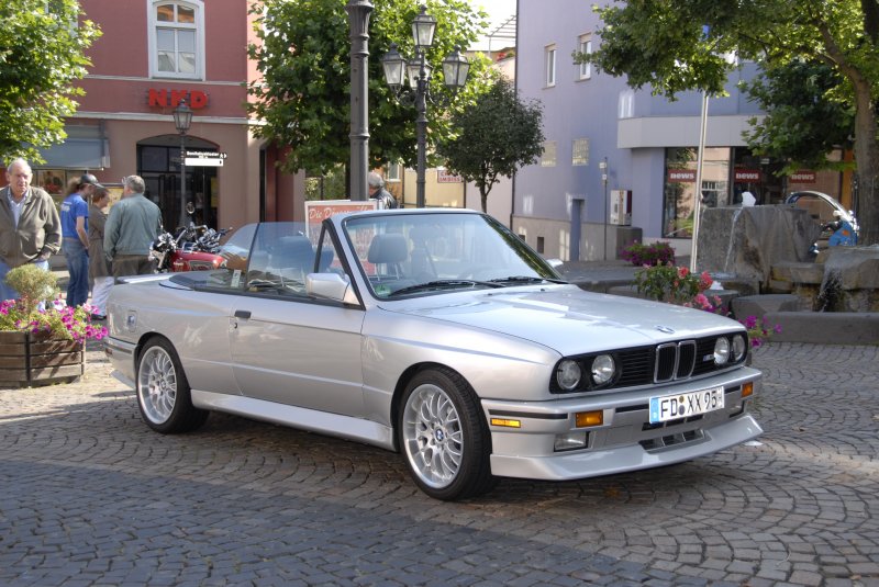 BMW Cabrio steht bei der Old- und Youngtimerausstellung des MC Hnfeld am 30.08.2009 in 36088 Hnfeld