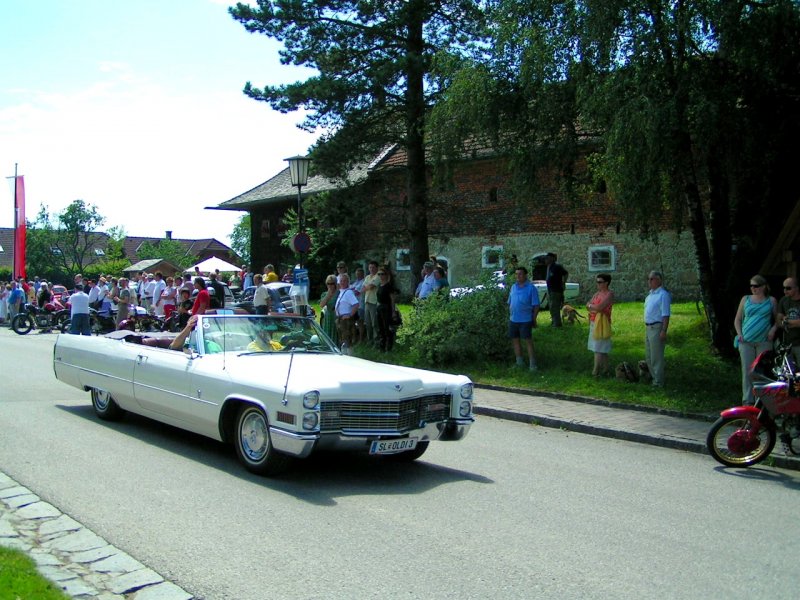Cadillac de Ville Cabrio wird mit seinen 220PS bei der Oldtimerausfahrt in Neukirchen/Vckla von einigen Zuschauern bewundert; 080706