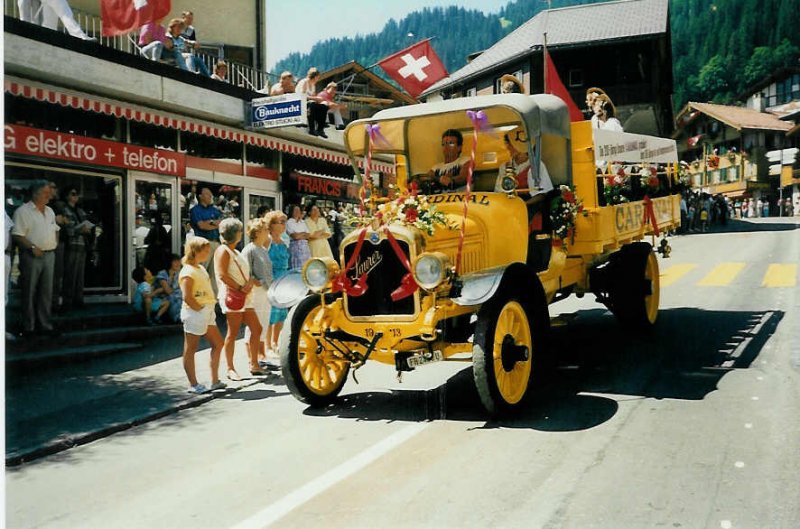 Cardinal-Bier Saurer Jahrgang 1913 am Umzug 100 Jahre Kur- und Verkehrsverein Adelboden im Jahre 1988
