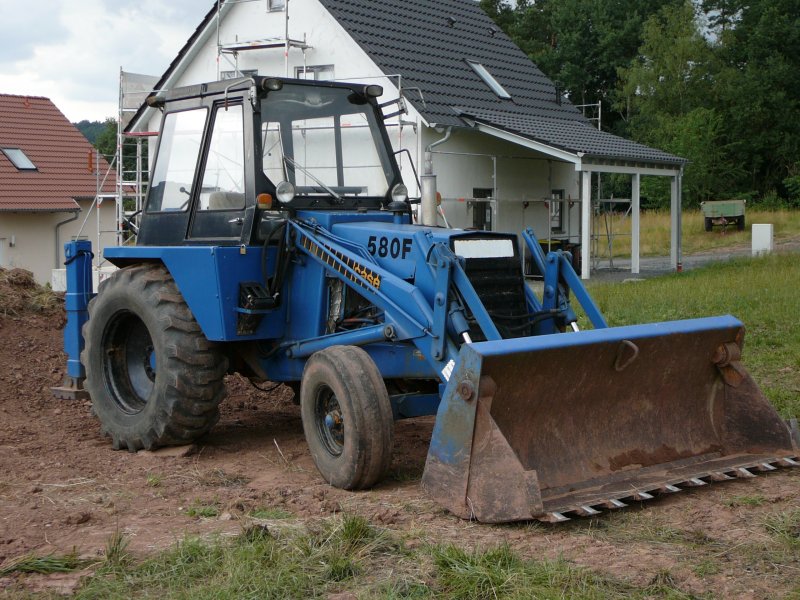 Case 580 F mit Frontladeschaufel und Heckbagger auf einem noch unbebauten Grundstck in 36100 Petersberg-Marbach am 17.07.08