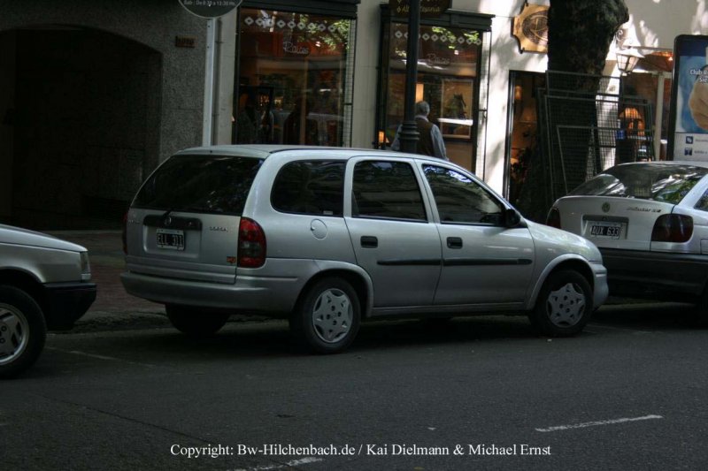 Chevrolet/Opel Corsa B Caravan,hier ohne Dachrehling, ein Fehler das es diesen nicht bei uns zu kaufen gab. Es gibt auch noch eine Stufenheck Ausfhrung vom Corsa B, der fhrt viel als Taxi in Argentinien und Uruguay.Dieses Bild entstand in Mendoza/Argentinien am 06.Okt.2008
