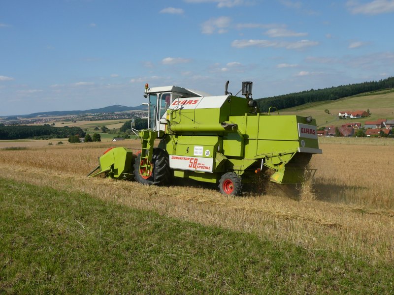 Claas Dominator 58 Spezial auf einem Getreidefeld in 36088 Hnfeld-Dammersbach am 15.07.08. Im Hintergrund das hessische Kegelspiel.