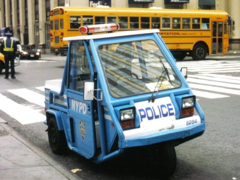 Cushman 3-Wheel Scooter des NYPD.
Das Bild ist ein Scan eines Papierabzugs, aufgenommen im Herbst 1998.