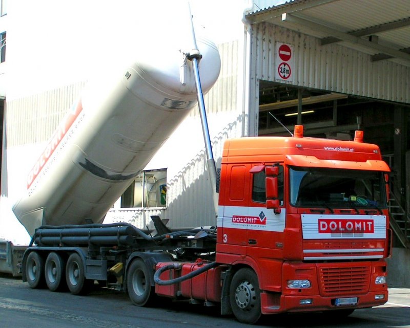 DAF-XF95.480 bei der Anlieferung von Rohstoffen in Krnten; 080707