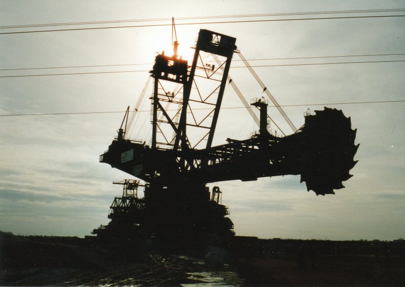Das Foto zeigt Bagger 288 (Hersteller Krupp. Dienstgewicht 12840t. Hhe 96m. Breite 45m. Lnge 215m.) von Rheinbraun im Feb.2001 whrend der berfhrung Von Hambach nach Garzweiler