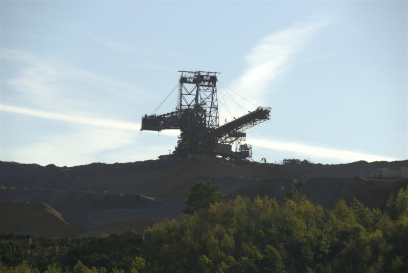 Das Foto Zeigt einen Absetzer von Rheinbraun (RWE-Power)im Braunkohletagebau Hambach. Hersteller O&K/Krupp 
Aufgenommen vom Aussichtspunkt Hambach aus 