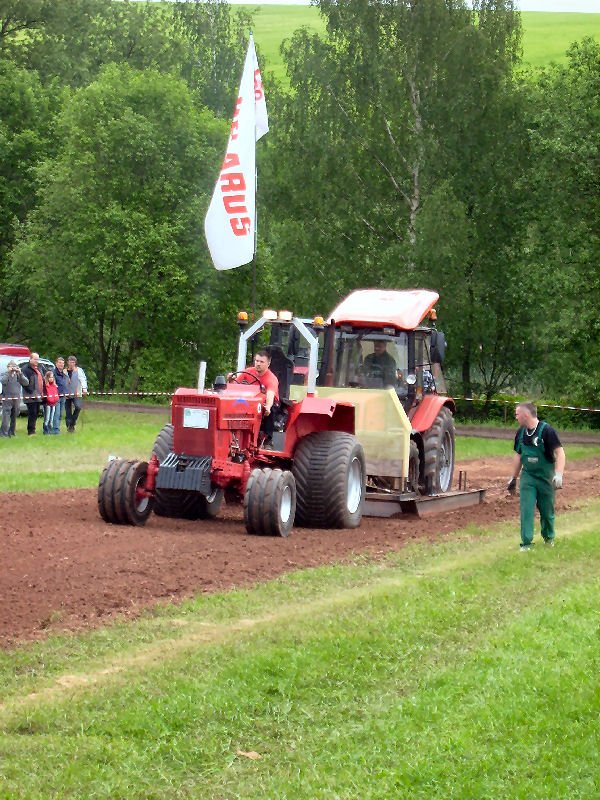 Der 2. frs Traktorpulling umgebaute Belarus geht an den Start. Er hatte allerdings an diesen Tag etwas Probleme mit dem Wasserlassen