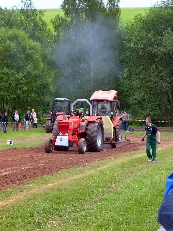 Der frs Traktorpulling umgebaute Belarus von der LKH hormersdorf nimmt gerade Fahrt mit dem Pullingschlitten auf.
