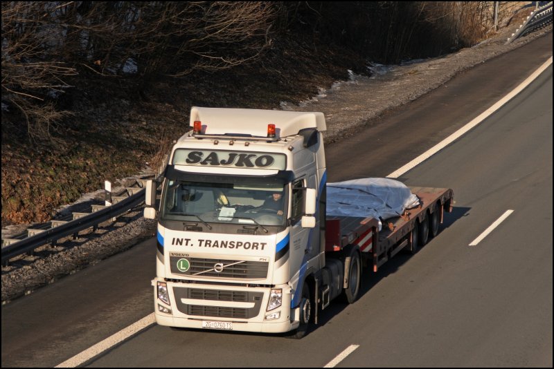 Der neue FH: Volvo FH 440 Euro5 der SAJKO INTERNATIONAL TRANSPORT ist am 15.01.2009 nach Sden unterwegs. Das Unternehmen hat sich auf den Transport von Schwer- und Groraumtransporte spezialisiert.