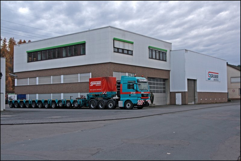 Der neue MAN TGX 41.680 auf dem Firmengelnde von GRUBER LOGISTICS AG Germany in Kreuztal. Im Hintergrund sind die Lager/Umschlaghallen. (02.11.2008)