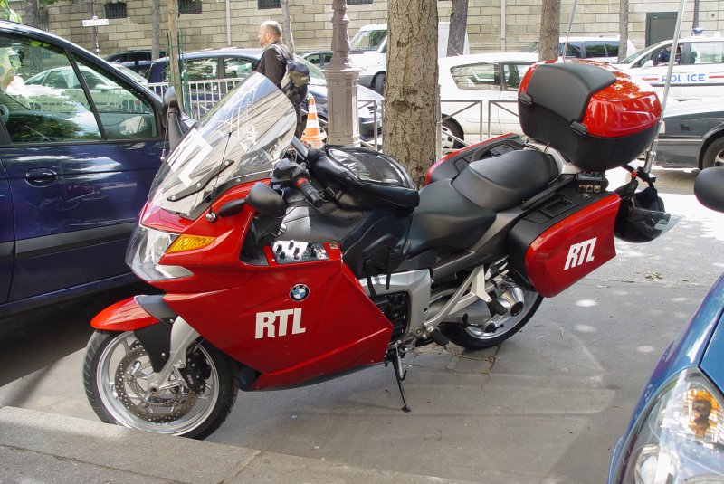  Der rasende Reporter unterwegs  - am 15.07.2009 ist RTL auf dieser BMW unterwegs, in Paris gesehen in der Nhe des Elyses Palastes.