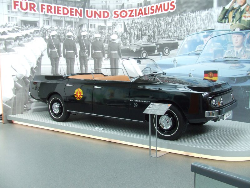 Der Reprsentant. Von diesen Fahrzeug wurden 2 Exemplare gebaut.Motor und Plattform stammen vom Sachsenring P240.Den Zweck des Autos verrt der Name und das Plakat im Hintergrund.Aufgenommen am 12.05.07 im August Horch Museum Zwickau.
