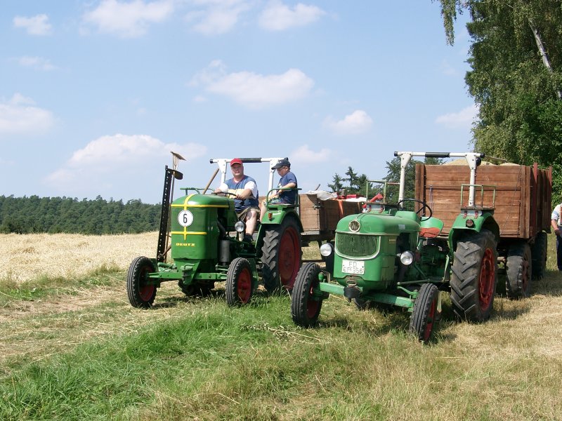 Deutz D 15 und Deutz 4005 beim Ernteeinsatz im Sommer 2004, gesehen in 36100 Petersberg-Marbach