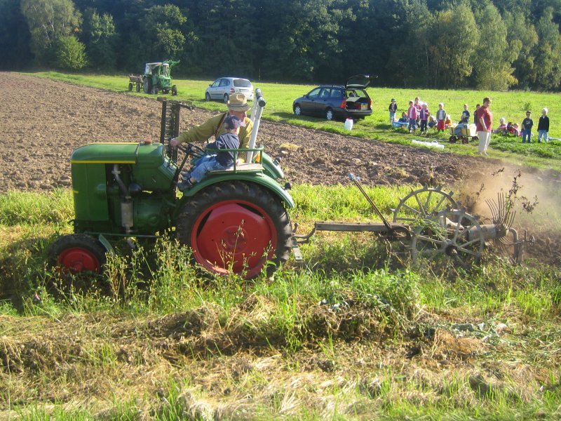 Deutz D 15 mit Kartoffelroder in Aktion, gesehen im Oktober 2007 in 36100 Petersberg-Marbach