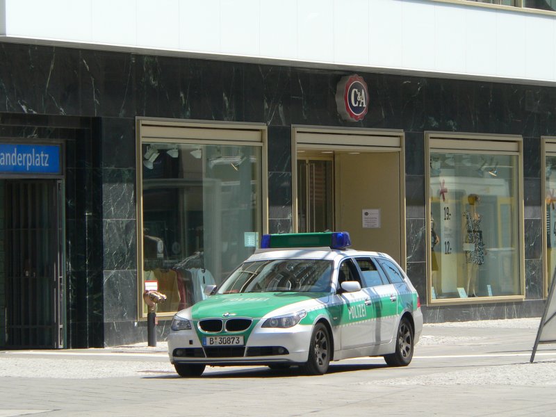 Die Berliner Polizei least ihre Fahrzeuge und ist so (zumindest in dieser Hinsicht) immer aktuell ausgestattet. 10.6.2007 am Alexanderplatz.