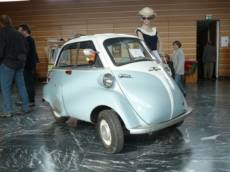 Die BMW Isetta als Gast bei der Ausstellung  50er Jahre Wirtschaftswunderzeit  am 26.10.2008 im Probsteihaus Petersberg.
Veranstalter war der Heimatverein Petersberg.
