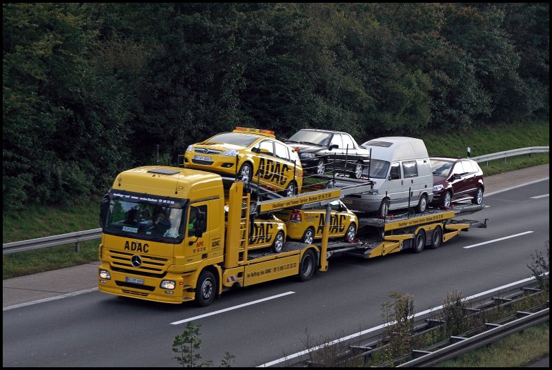 Die gelben Engel: Actros 1841 bringt Fahrzeuge von ADAC und andere in Richtung Ruhrgebiet. (26.09.2008)