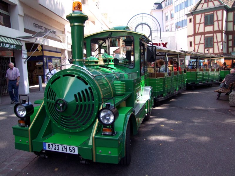 Die  kleine Straenbahn  wartet noch auf Passagiere; Colmar 080830
