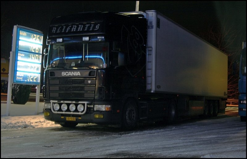 Die Nacht hat der Fahrer dieses SCANIA 164L \8/ R580  ALIFANTIS  auf dem Rasthof Siegerland-West verbacht. (12.02.2009)