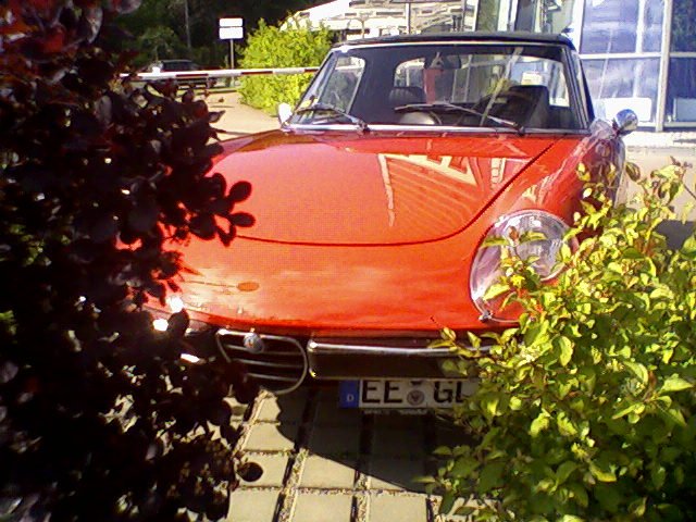 Dies ist ein ALfa Romeo gesehen vor einem Reisebro in Eisenach am 18.05.07.