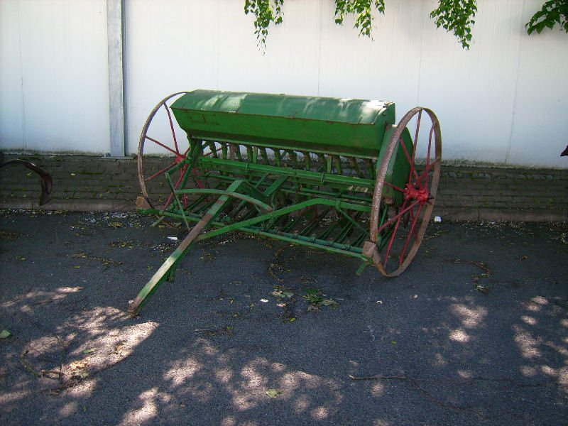 Diese alte Shmaschiene wartete im Aufstellungsgelnde noch auf das Zugfahrzeug beim Heimatfest in Burkhardtsdorf.