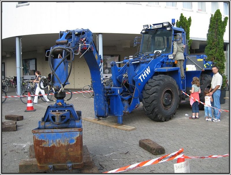 Diese Baumaschine des THW war am 26.08.2007 whrend des Schadowstraen-Fest in Dsseldorf zur Besichtigung ausgestellt.