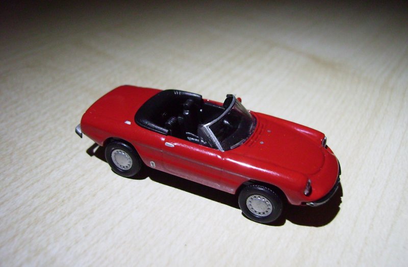 Diesen kleinen Alfa Romeo Modell-Spider habe ich etwa 30mal fotografiert, bis ein vernnftiges Bild rauskam. Der Mastab ist 1:87, also H0, der Hersteller Schuco. Die Position ist die meines Arbeitszimmers.
