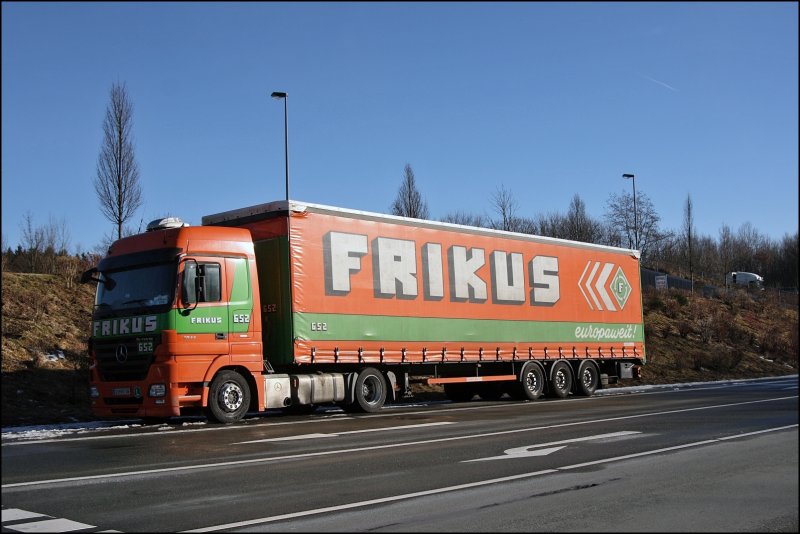 Dieser Actros 1844, Wagennummer 652!, der sterreichischen Spedition FRIKUS verbachte das Wochenende abseits der Autobahn. FRIKUS ist ein sehr groes Logistikunternehmen in Europa. 