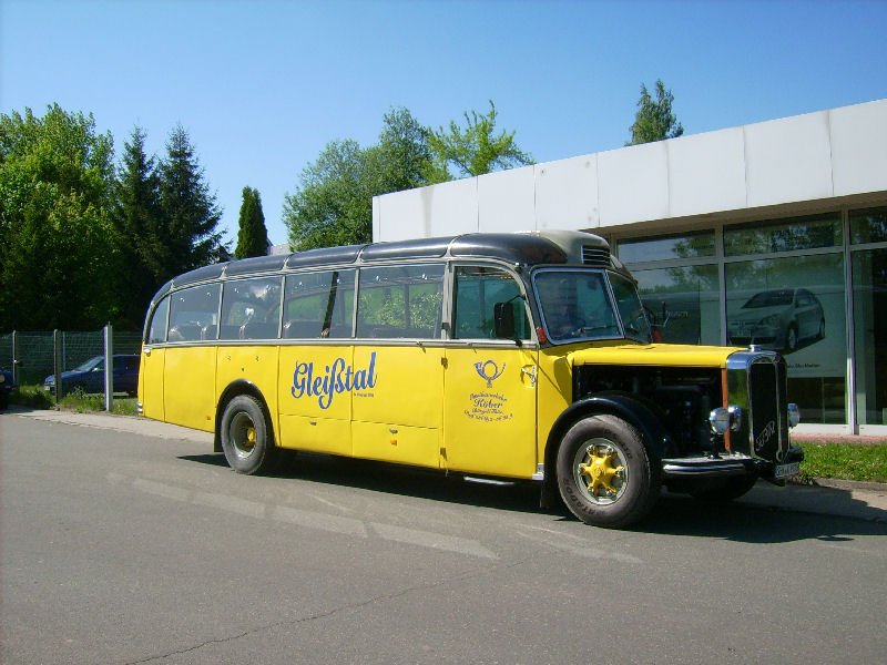 Dieser alte Saurer Bus stand auf dem Parkplatz vor dem Autohaus auerhalb des Veranstaltungsgelndes in Werdau