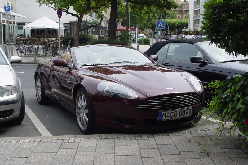 Dieser Aston Martin DB9 war am 31.07.2009 in Wiesbaden geparkt.