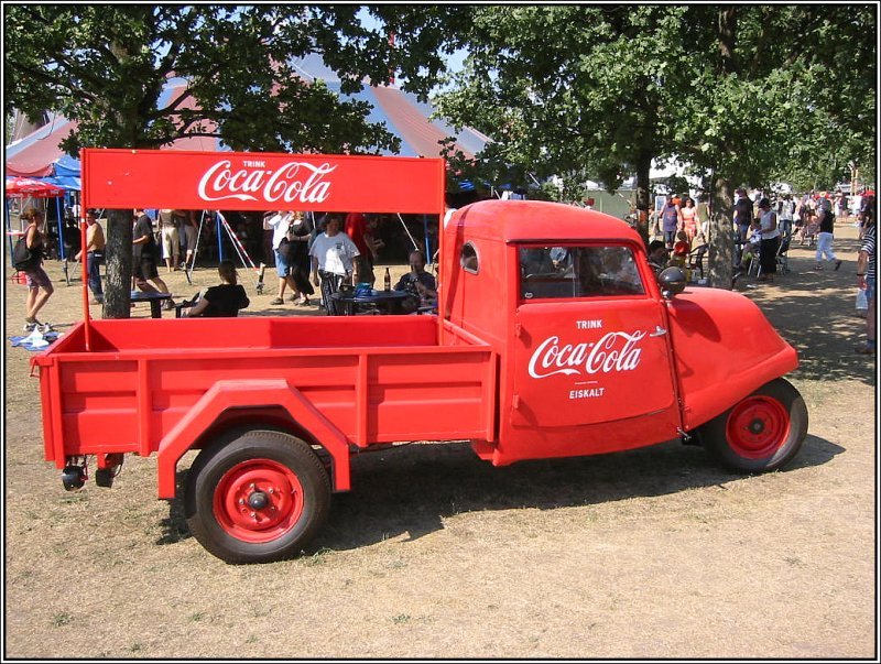 Dieser Dreirad-Oldtimer machte am 20.07.2003 Werbung fr Coca-Cola auf dem Musik-Open-Air  Das Fest  in der Karlsruher Gnther-Klotz-Anlage.
