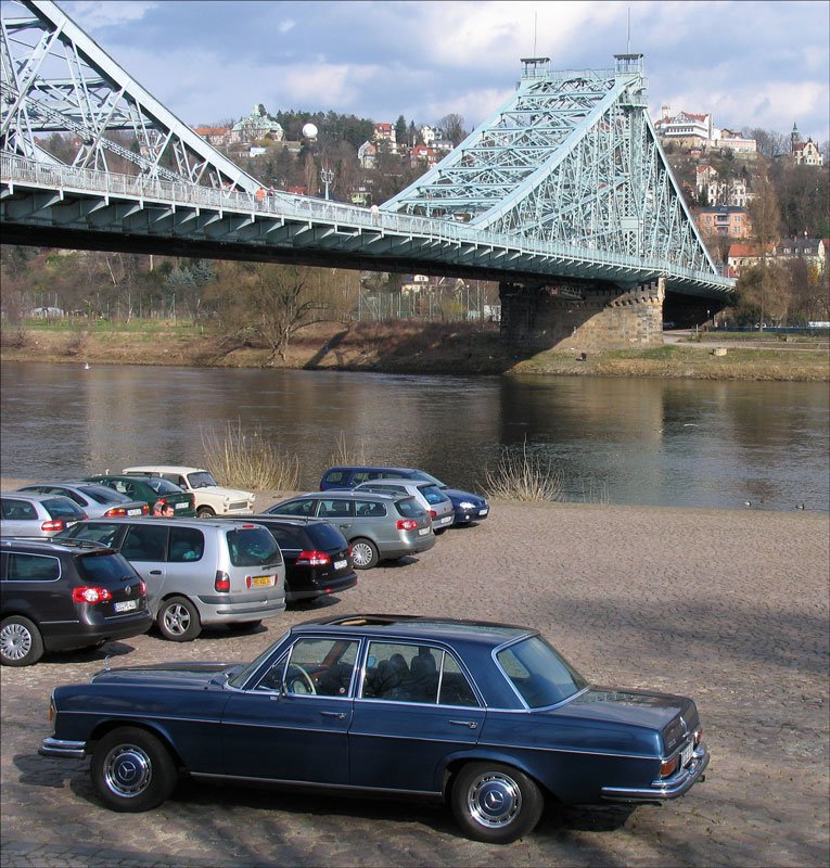 Dieser Mercedes Benz 280 SE parkte am 26.02.2008 am linken Ufer der Elbe nahe der Brcke  Blaues Wunder  in Dresden-Blasewitz
