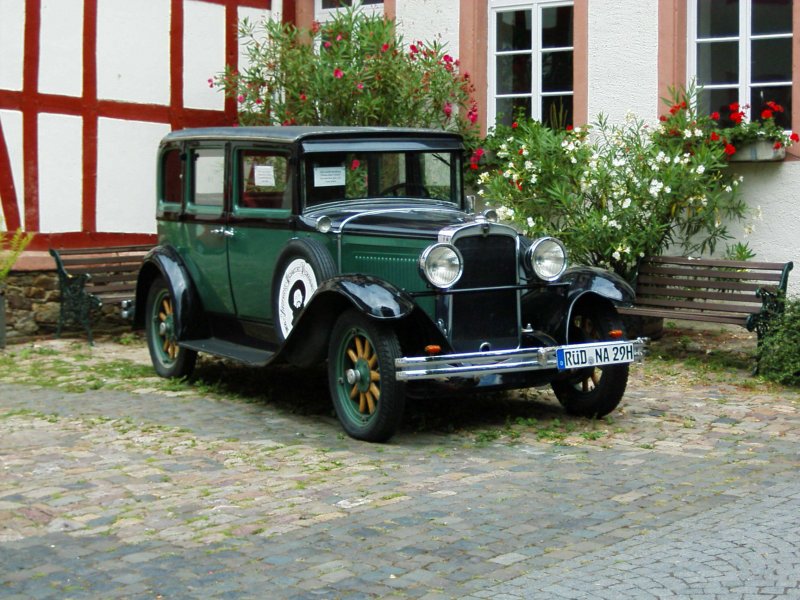 Dieser Oldtimer stand im Sommer 2005 in Rdesheim.