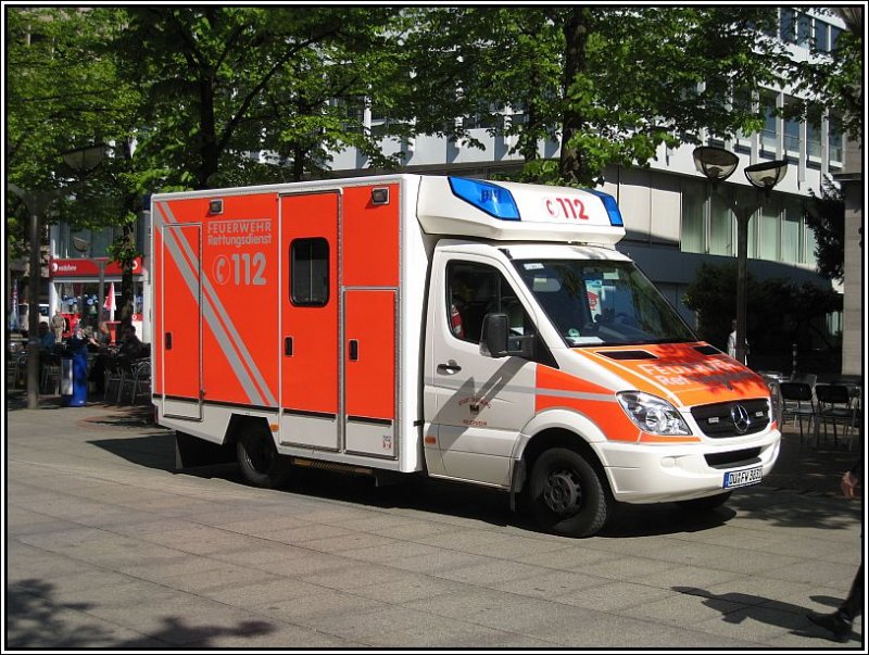 Dieser Rettungswagen der Duisburger Feuerwehr stand am 05.05.2008 in der Duisburger Innenstadt.
