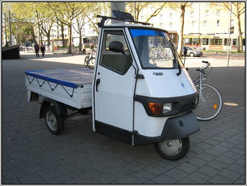 Dieses Dreirad von Piaggio stand am 03.05.2008 vor einem Einkaufszentrum in der Karlsruher Sdstadt.