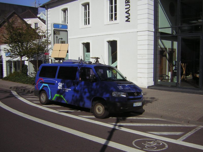Dieses Foto zeigt einen  bertragungswagen vom Saarlndischen Rundfunk anlsslich des Brgerfest zum Tag der Deutschen Einheit in Saarbrcken.  Das Foto habe ich  am 02.10.2009 aufgenommen.