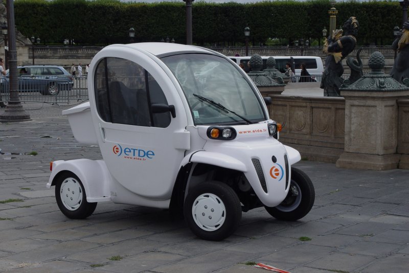 Dieses kuriose Gefhrt mit einem Elektroantrieb sah ich am 19.07.2009 auf der Place de la Concorde in Paris. Ein GEM e2 NEV, Global Electric Motor Car, zur Chrysler Gruppe gehrend.