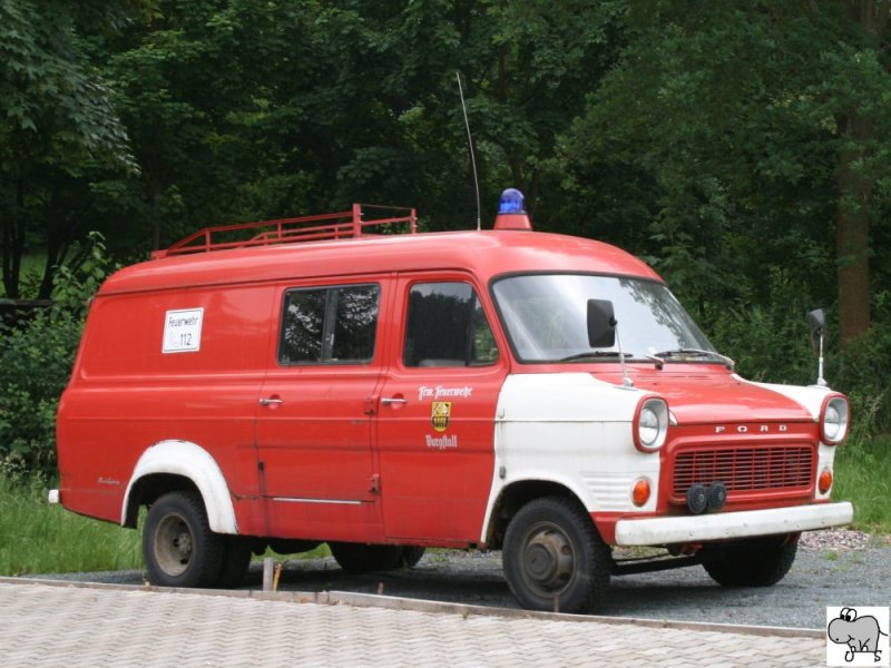 Ehemaliger Ford Transit der Freiwilligen Feuerwehr Burgstall, welches im Gemeindegebiet von Mitwitz im Landkreis Kronach liegt.