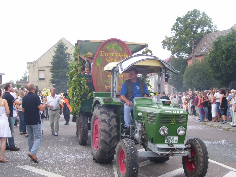 Ein alter Deutz Traktor als Gast beim Festumzug anlsslich des Lauchaer Heimat-, Wein- und Schtzenfest 2007; 19.08.2007