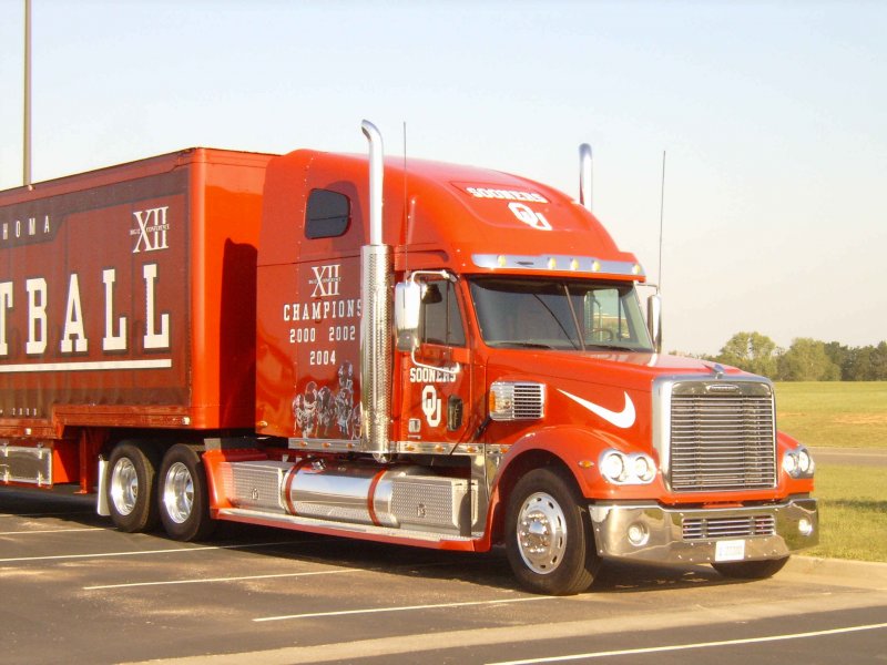 Ein besonderer Freightliner Coronado des University of Oklahoma (Sooners) Football Teams. (Oklahoma Juni 2006)