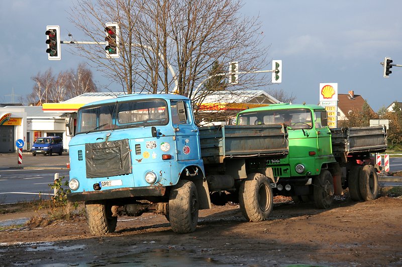 Ein blauer W50 und ein grner L60 sind ber das Wochenende auf einer kleinen Baustelle an der Bundesstrae 2 abgestellt.
(Lindenberg, 22.11.08) 