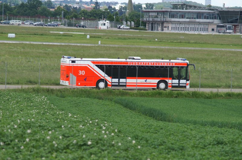 Ein Bus der Stuttgarter Flughafen Feuerwehr aufgenommen am 30.05.09 am Stuttgarter Flughafen.