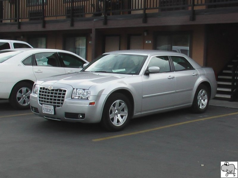 Ein Chrysler 300C auf den Parkplatz vom Hotel  Rubis Inn  am Bryce Canyon.
Die Aufnahme entstand am 21. Juli 2006.