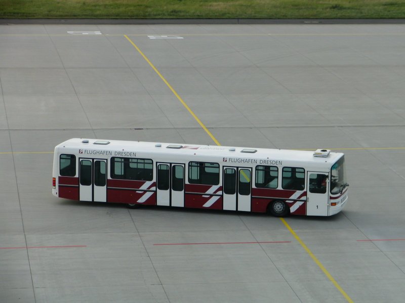 Ein Flughafenbus gesehen am 02.04.2006 auf dem Flughafen Dresden.