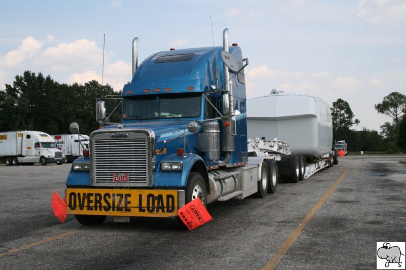 Ein Freightliner Classic steht mit einen Schwerlasttieflader am 29. September 2008 auf einen Rastplatz am Highway 10 in Alabama (USA).