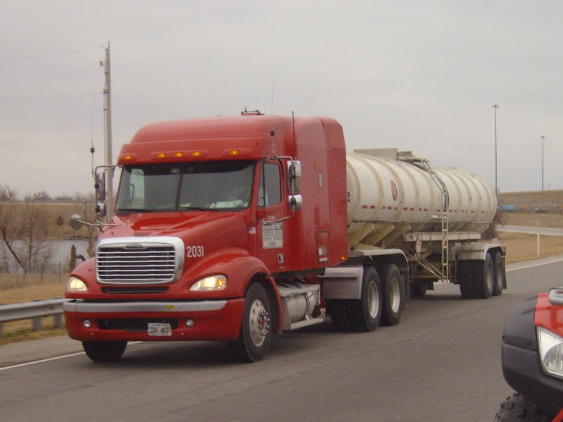 Ein Freightliner Columbia mit einem Tankauflieger im Bundesstaat Kansas 2006