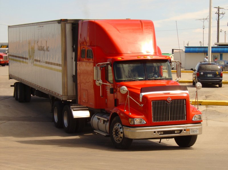 Ein International Truck verlsst eine Tankstelle (USA 2006)